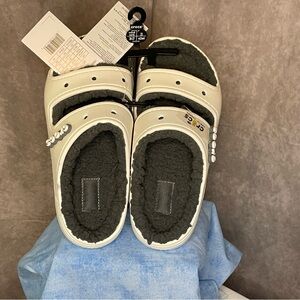 CROCS Kids' Cream Slippers with Charcoal Lining
Classic Cozzzy Sandal.